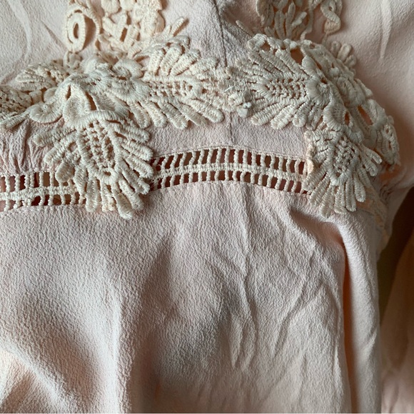 Lulu’s Applique floral lace V neck top - Picture 9 of 9